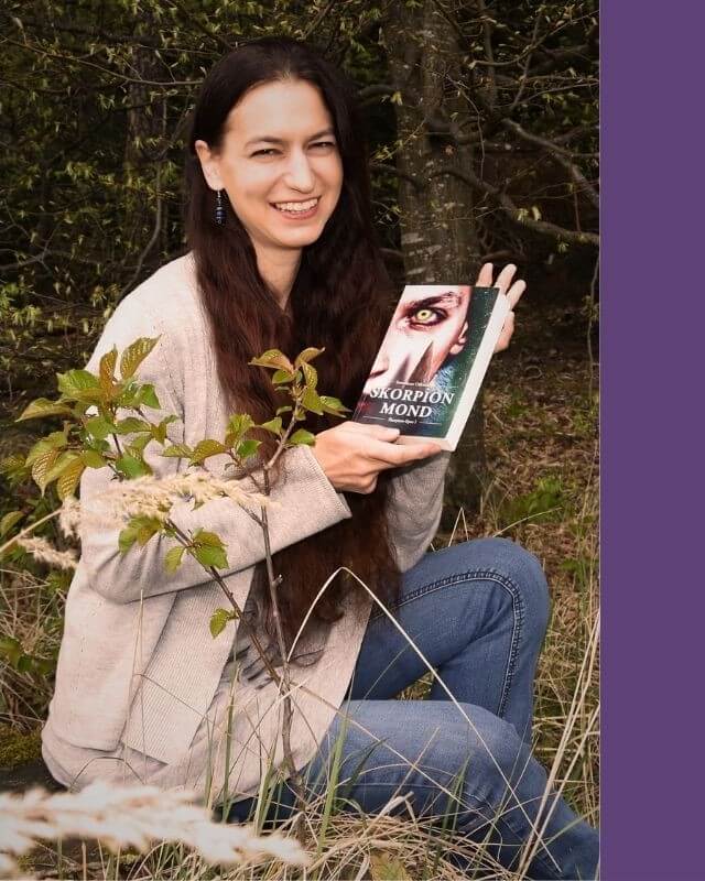 Fantasy Autorin mit Buch