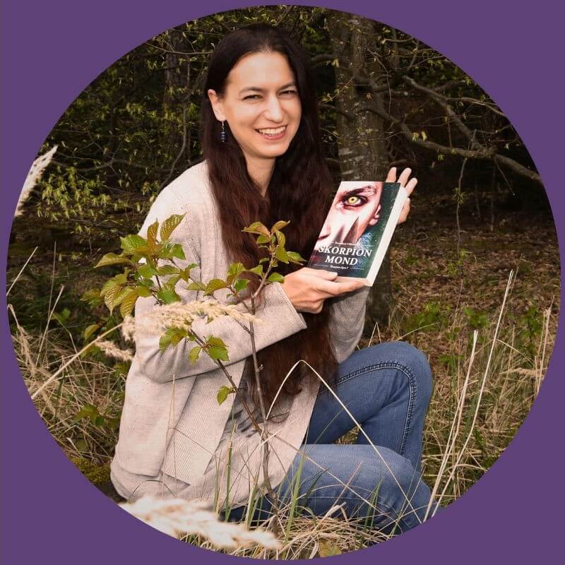 Autorin mit Fantasybuch