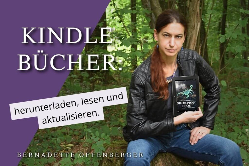 Autorin mit Kindle-Buch sitzt im Wald auf einem Baumstumpf.