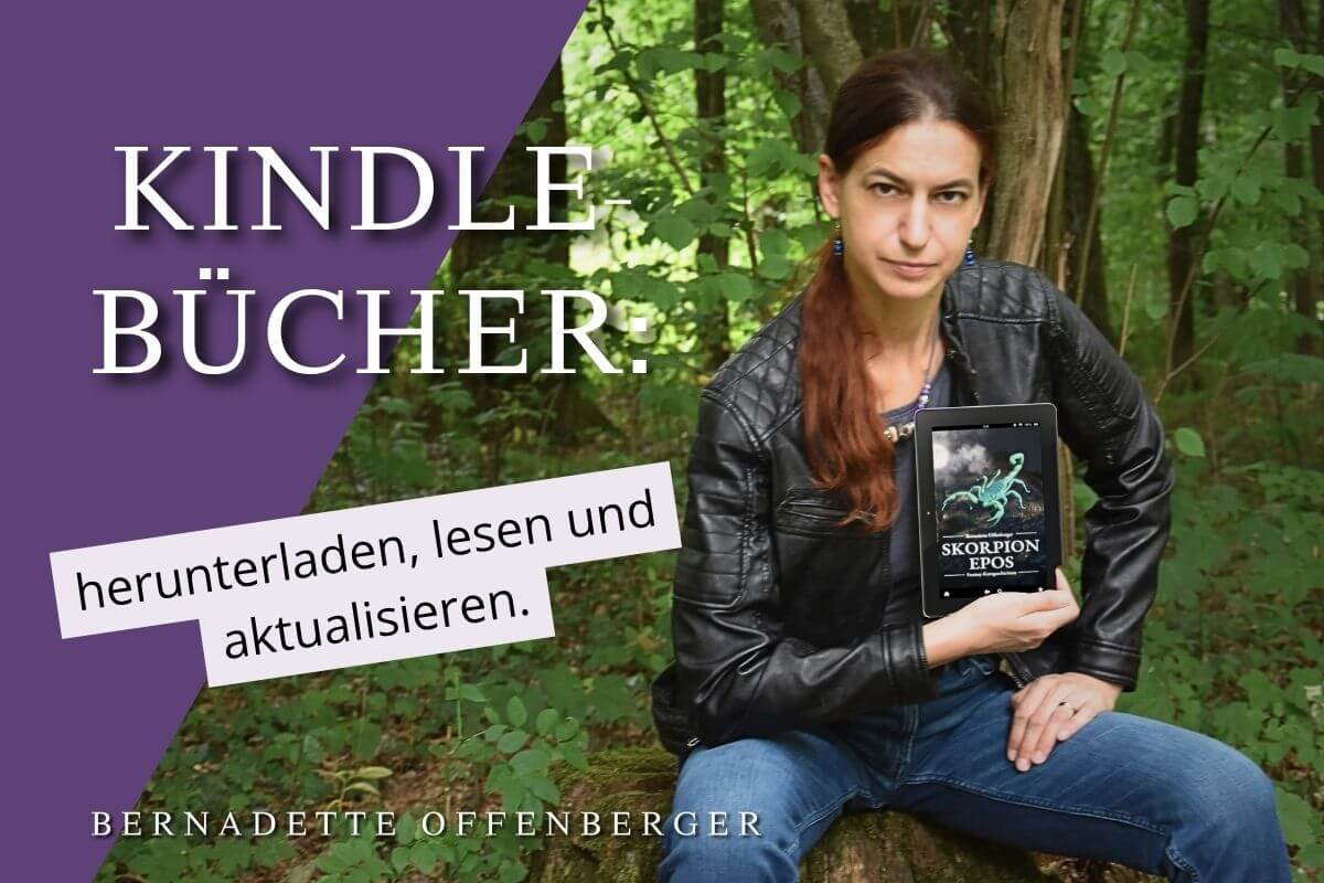 Autorin mit Kindle-Buch sitzt im Wald auf einem Baumstumpf.