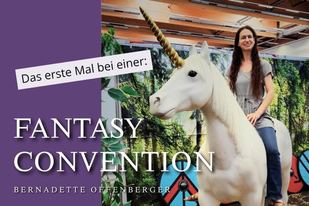 Autorin reitet auf einer Fantasy Convention auf einem lebensgroßen Einhorn.