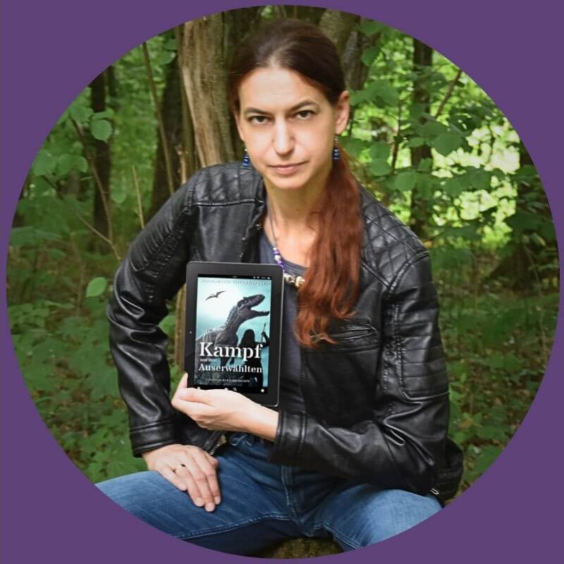 Autorin von Fantasy-Kurzgeschichten sitzt mit dem Kindle in der Hand auf einem Baumstumpf.